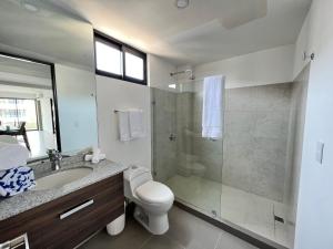 ヌエボ・バジャルタにあるNuevo Vallarta Condo nuevo y moderno a 5 min de playas PTRC17のシャワー、トイレ、洗面台を備えたバスルーム +14枚の写真