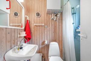 une salle de bain avec un lavabo et des toilettes dans l'établissement Well-Maintained Vacation Home Close To A Lovely Bathing Beach, à Ebeltoft 10 autres photos