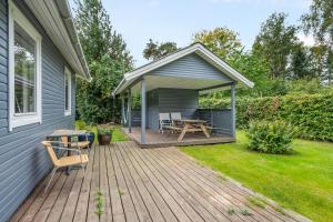 une terrasse avec une table de pique-nique et un kiosque dans l'établissement Well-Maintained Vacation Home Close To A Lovely Bathing Beach, à Ebeltoft