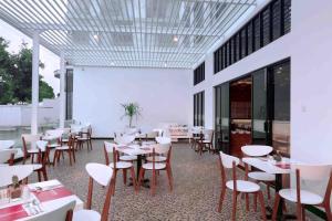 A restaurant or other place to eat at favehotel Malioboro - Yogyakarta