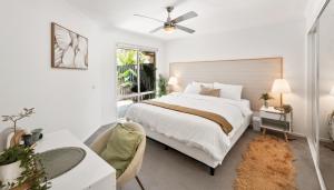 ゴールドコーストにある4BR Coomera Views! Prime Gold Coast Near Beachesの大きな白いベッドと窓のある寝室
