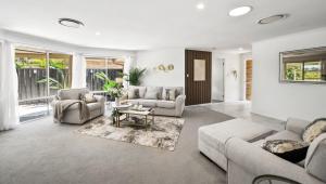ゴールドコーストにある4BR Coomera Views! Prime Gold Coast Near Beachesのソファ2つとテーブルのあるリビングルーム +22枚の写真