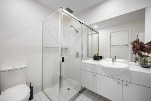 Koupelna v ubytování City Haven on York - 3BR, parking, WIFI, Central + 28 fotografií