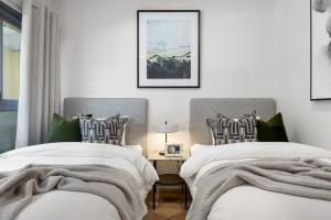 Postel nebo postele na pokoji v ubytování City Haven on York - 3BR, parking, WIFI, Central