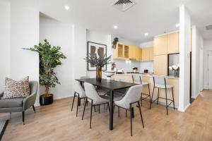 Kuchyň nebo kuchyňský kout v ubytování City Haven on York - 3BR, parking, WIFI, Central