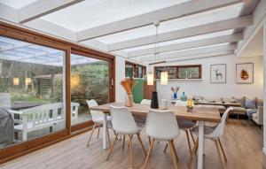 Posezení v ubytování 3 Bedroom Lovely Home In Hals