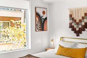 Rúm í herbergi á Luxury SLC Apt with Stunning Views
