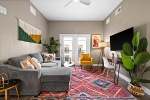 una sala de estar con un sofá y una mesa en Luxury High-Rise Living in SLC, en Salt Lake City