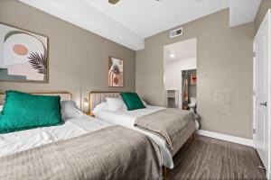 2 camas con almohadas verdes en un dormitorio en Luxury High-Rise Living in SLC, en Salt Lake City 33 fotos más