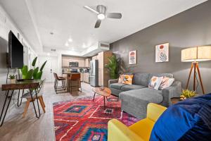 Et tv og/eller underholdning på Scenic SLC Apartment w Pool & Gym