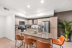 Køkken eller tekøkken på Scenic SLC Apartment w Pool & Gym