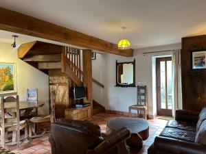 ein Wohnzimmer mit Sofa und Tisch in der Unterkunft Happy Horse Cottages in Sennybridge