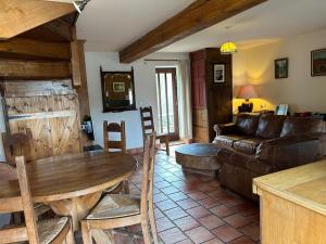 ein Wohnzimmer mit einem Holztisch und einer Couch in der Unterkunft Happy Horse Cottages in Sennybridge