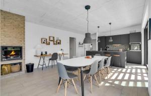 Η κουζίνα ή μικρή κουζίνα στο Three-Bedroom Holiday Home In Thisted
