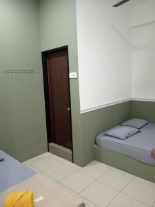 Ein Bett oder Betten in einem Zimmer der Unterkunft Hotel Seri Intan Tampin