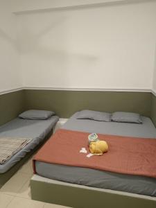 Ein Bett oder Betten in einem Zimmer der Unterkunft Hotel Seri Intan Tampin
