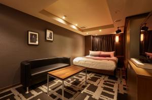 HOTEL LOVE客房内的一张或多张床位
