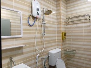 eine Dusche im Bad mit WC und Waschbecken in der Unterkunft Hotel Seri Intan Tampin in Tampin