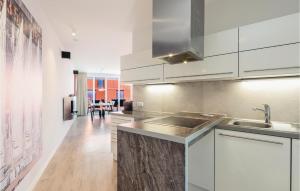 Una cocina con gabinetes blancos y encimera. en Priwallpromenade 27, Whg 7, en Priwall