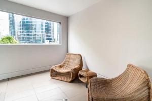 Un lugar para sentarse en Charming One-Bed Apt in the Heart of Parramatta