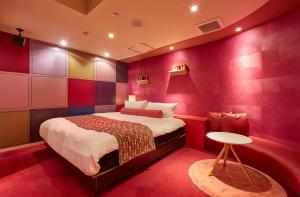 HOTEL LOVE客房内的一张或多张床位