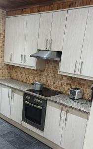 Η κουζίνα ή μικρή κουζίνα στο PEACE LODGE