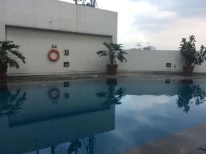 Πισίνα στο ή κοντά στο Homey and Cozy 1BR Apartment at Braga City Walk By Travelio