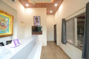 ナスドワーラにあるHotel shree Dhwaja Inn - 100 meter from shreenathji Templeの大きな窓のある部屋の廊下 +23枚の写真