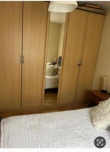 Postel nebo postele na pokoji v ubytování Queens Crescent