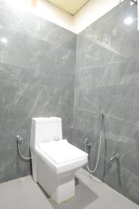 ナスドワーラにあるHotel shree Dhwaja Inn - 100 meter from shreenathji Templeのトイレとシャワー付きのバスルーム