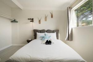 Ένα ή περισσότερα κρεβάτια σε δωμάτιο στο Mountain View 2BR 1 Bath Retreat with Private Lanai