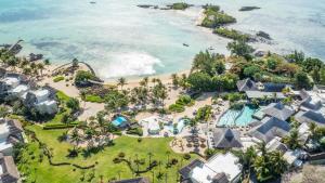 una vista aerea del resort e della spiaggia di Zilwa Attitude a Grande Gaube