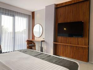 TV a/nebo společenská místnost v ubytování Nata Azana Hotel Ngawi