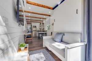Χώρος καθιστικού στο New - Pine View MicroCabin - Rare