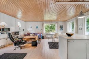 un salon avec un canapé et une table dans l'établissement Well-Maintained Vacation Home Close To A Lovely Bathing Beach, à Ebeltoft