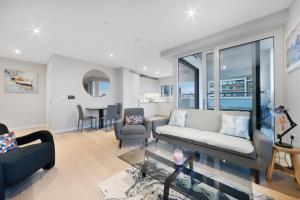 a living room with a couch and a table at Modern 2 Bed Heart of Elephant Castle in London
