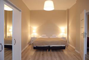 Katil atau katil-katil dalam bilik di Apartamenty w sercu Chełmna