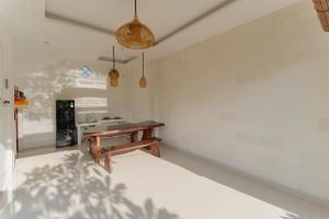 Pokój ze stołem i umywalką w obiekcie Hotel Umah Anyar Teges w mieście Ubud +17 zdjęć