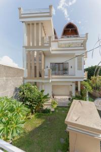 duży biały dom z balkonem w obiekcie Hotel Umah Anyar Teges w mieście Ubud