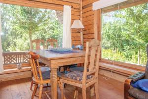 une salle à manger avec une table et des chaises dans une cabine dans l'établissement Beautiful Home In Knebel With 2 Bedrooms, à Knebel