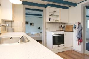 Nhà bếp/bếp nhỏ tại Awesome Home In Ebeltoft With 3 Bedrooms And Internet +25 ảnh