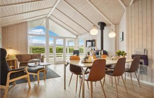 Un comedor y una sala de estar con mesa y sillas. en Holiday Home Sydmarken Hemmet Ii, en Falen