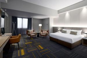 Postel nebo postele na pokoji v ubytování RELC International Hotel