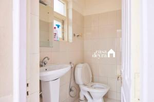 Ένα μπάνιο στο Blissful Haven 1BHK Penthouse +6 φωτογραφίες