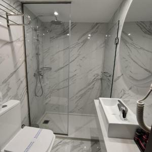 A bathroom at International Atene hotel