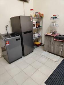 Η κουζίνα ή μικρή κουζίνα στο Mie Homestay Gunong