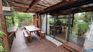drewniany taras ze stołem i ławkami w obiekcie chalet 315 camping 4 étoiles Bassin d'Arcachon La Teste w mieście La Teste-de-Buch