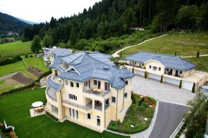 une vue aérienne sur une grande maison avec un toit dans l'établissement Villa Victoria, à Hermagor