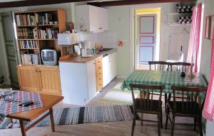 Cucina o angolo cottura di 2 Bedroom Amazing Home In Skillinge