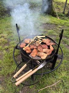 Barbacoa disponible para clientes en el tented camp